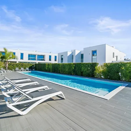 Апартаменты Luxury Escape Private Sunny Terrace & Pool Лагуш