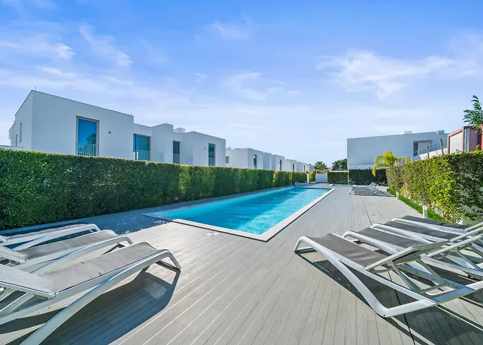 Luxury Escape Private Sunny Terrace & Pool Апартаменты *