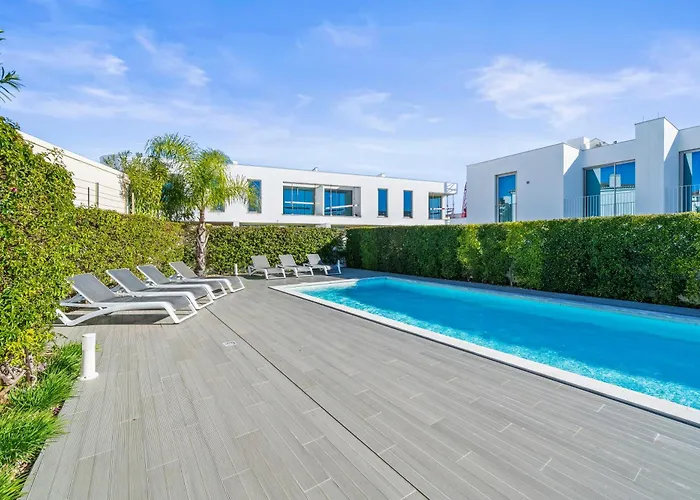 Luxury Escape Private Sunny Terrace & Pool Апартаменты *