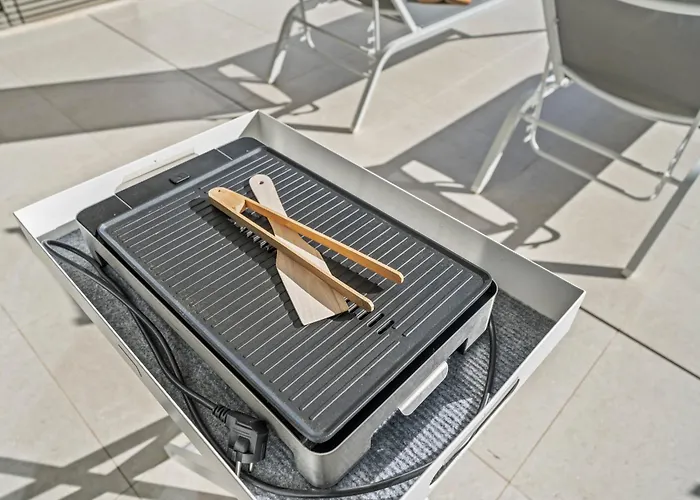 Апартаменты Luxury Escape Private Sunny Terrace & Pool
