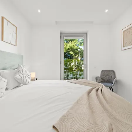 Luxury Escape Private Sunny Terrace & Pool Apartment